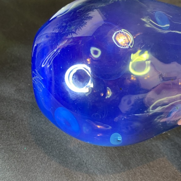 Hand blown artist signed neon blue coin dot stemless wineglasses - Picture 11 of 12